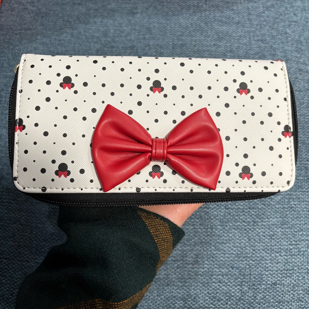 Disney’s Minnie Mouse Polka Dot Bow Applique Full Zip Wallet NEW